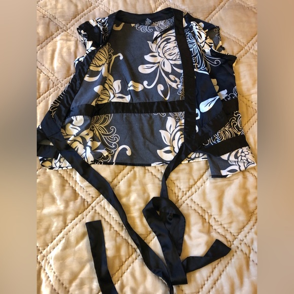 BCBG Max Azria black & white floral cap sleeve wrap blouse top Sz xl - Picture 4 of 4